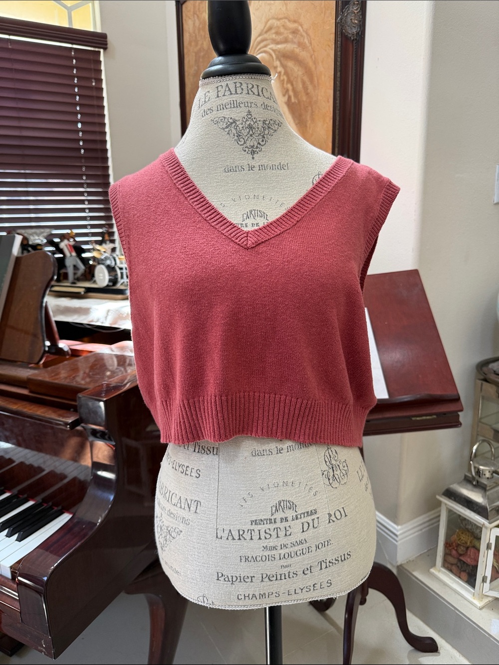 Aeropostale Rose Red V‑Neck Crop Sweater Tank